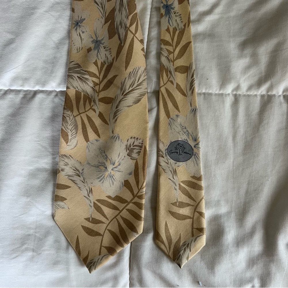 Tommy Bahama vintage Beige and Blue Floral Tie
